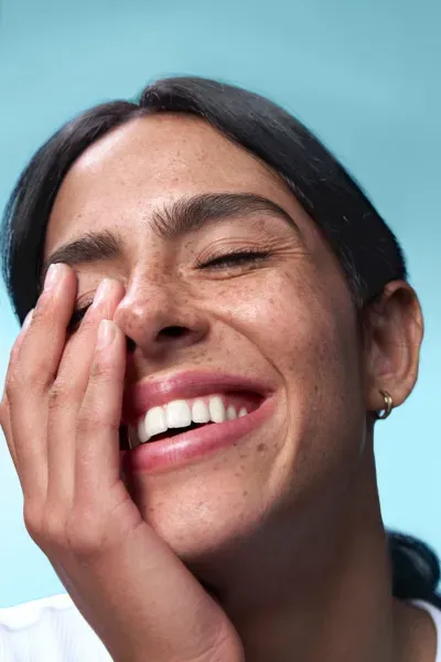 Foto de rosto de mulher sorrindo